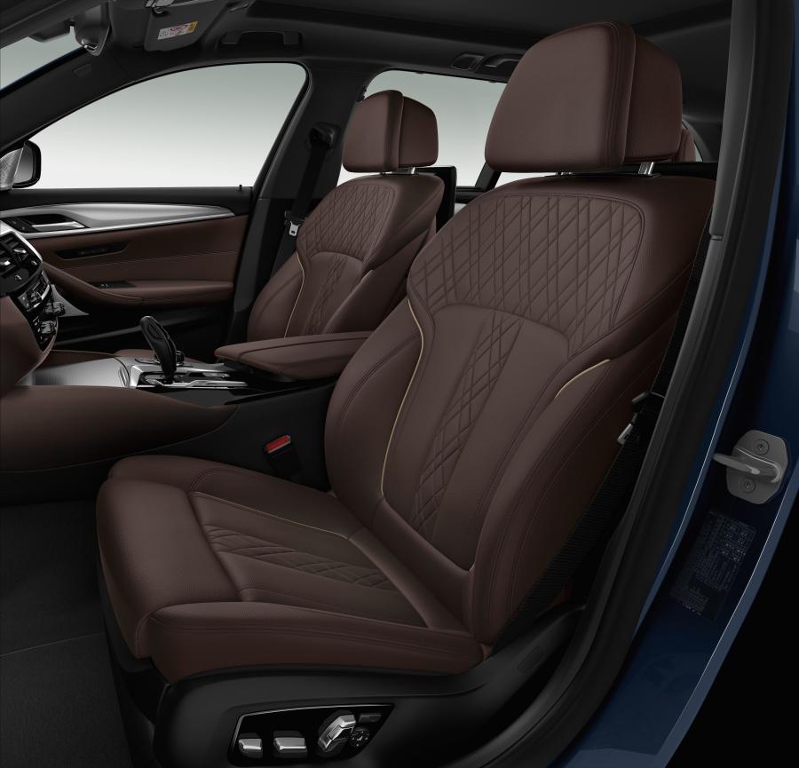 Интерьер BMW M550d xDrive Touring 2017 года  (WW) (фото 5 из 12)